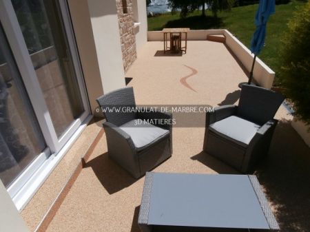 terrasse cailloux resine
