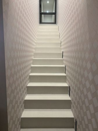 escalier béton blanc
